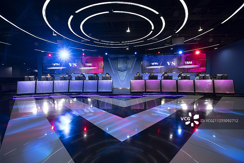 年轻人参加电竞比赛图片素材