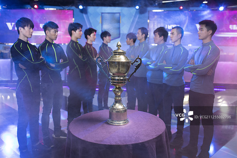 年轻人参加电竞比赛图片素材