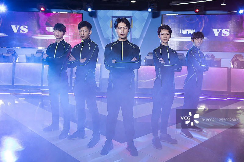 年轻人参加电竞比赛图片素材
