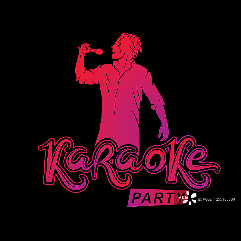 快乐的男人用麦克风唱卡拉OK图片素材