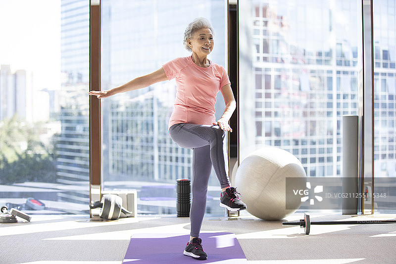 老年女士在健身房健身图片素材