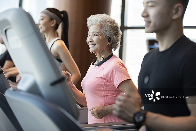 老年人在健身房跑步图片素材