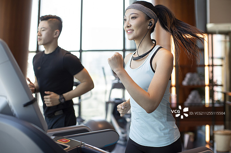 年轻人在健身房跑步图片素材