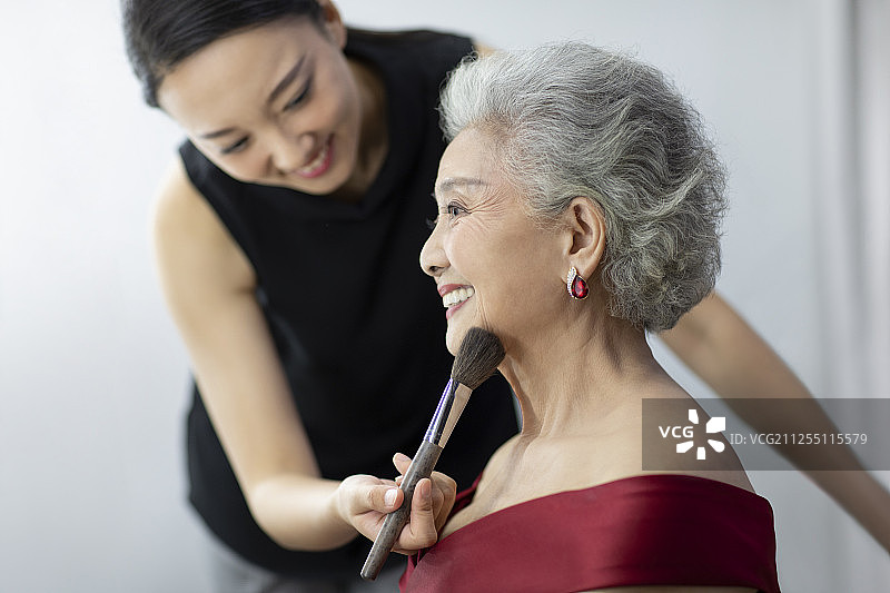 化妆师给老年人化妆图片素材