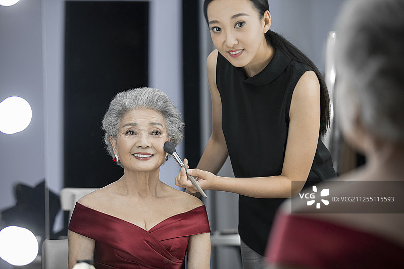 化妆师给老年人化妆图片素材