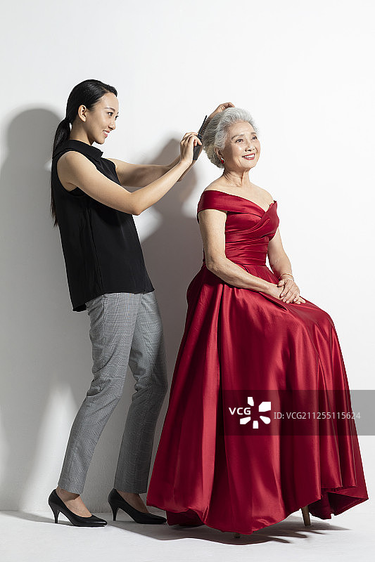 造型师给老年人整理发型图片素材