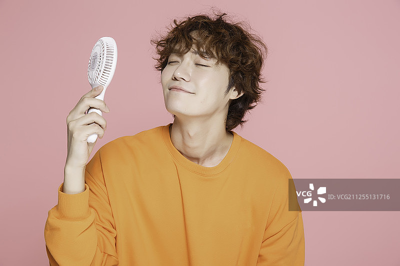 有魅力的年轻亚洲男人特写，单身男人生活方式190图片素材