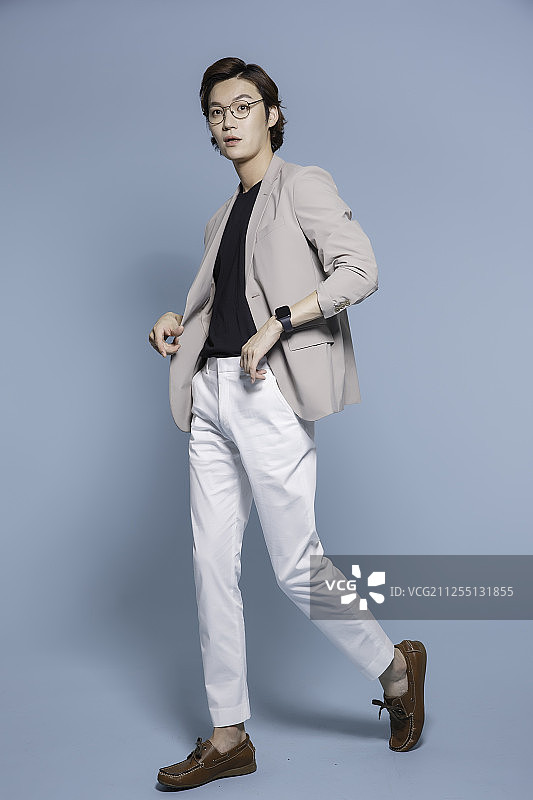 有魅力的年轻亚洲男子特写肖像，单身男子生活方式230图片素材