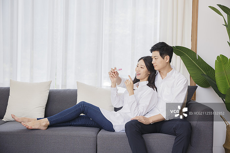 幸福的年轻父母和宝宝图片素材