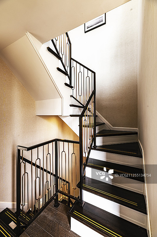 复式楼盘样板间旋转楼梯样片图片素材