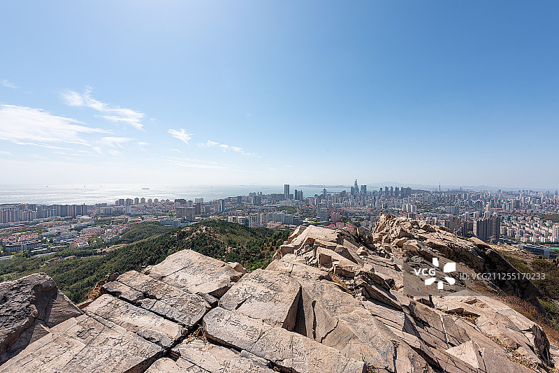 青岛浮山看城市风光图片素材
