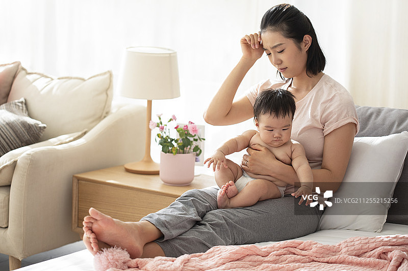 年轻的母亲抱着婴儿图片素材