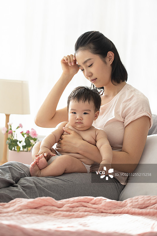 年轻的母亲抱着婴儿图片素材