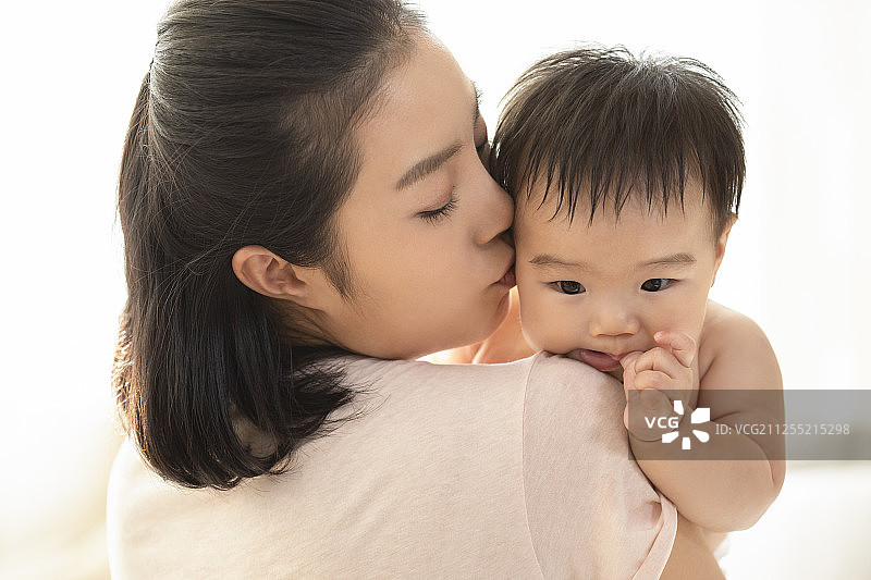 年轻的母亲抱着婴儿图片素材