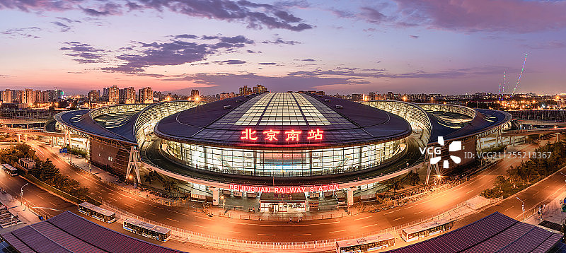 傍晚时分映衬在夕阳下的北京南站图片素材