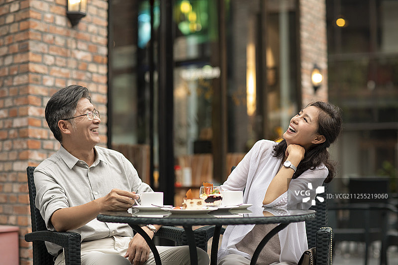 中老年夫妇在咖啡店吃下午茶图片素材
