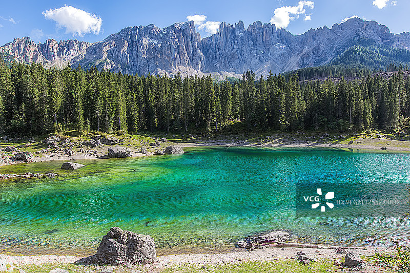 意大利阿尔卑斯山脉群多洛米蒂山区的卡雷扎湖阳光下的风景图片素材