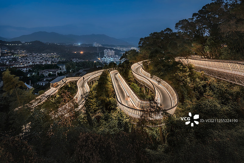 夜晚亮灯后的福州城市森林步道犹如一条金蛇图片素材