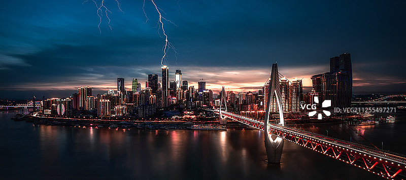 重庆渝中半岛晚霞闪电击中联合国际大楼图片素材