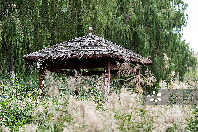 甘肃省嘉峪关市古代中国风亭子茅草屋图片素材