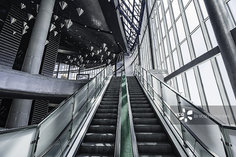 钢架结构的室内电梯图片素材