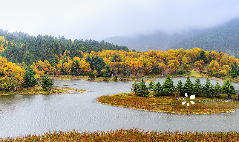 云南香格里拉普达措国家公园秋景图片素材