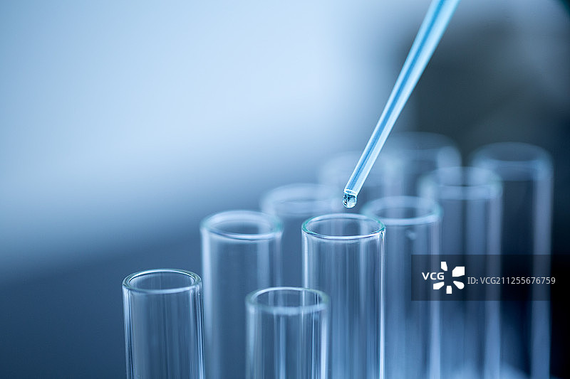 向试管中加溶液图片素材