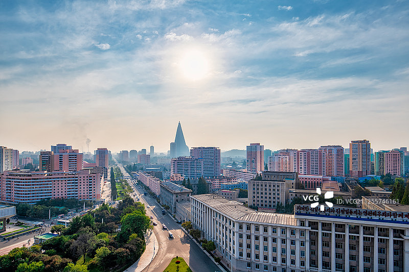 朝鲜平壤柳京饭店与城市天际线高视角图片素材