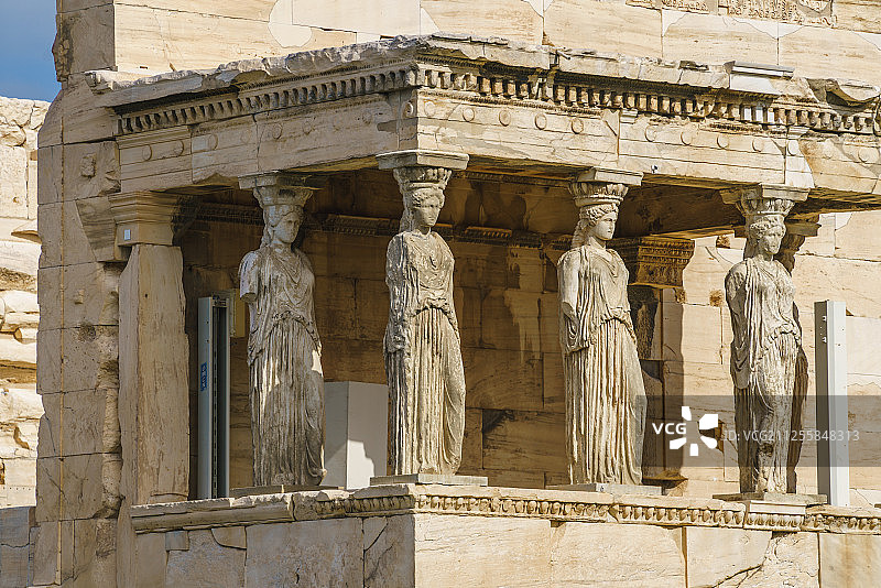 希腊雅典卫城废墟遗址中的厄瑞克忒翁神庙及其女像石柱图片素材