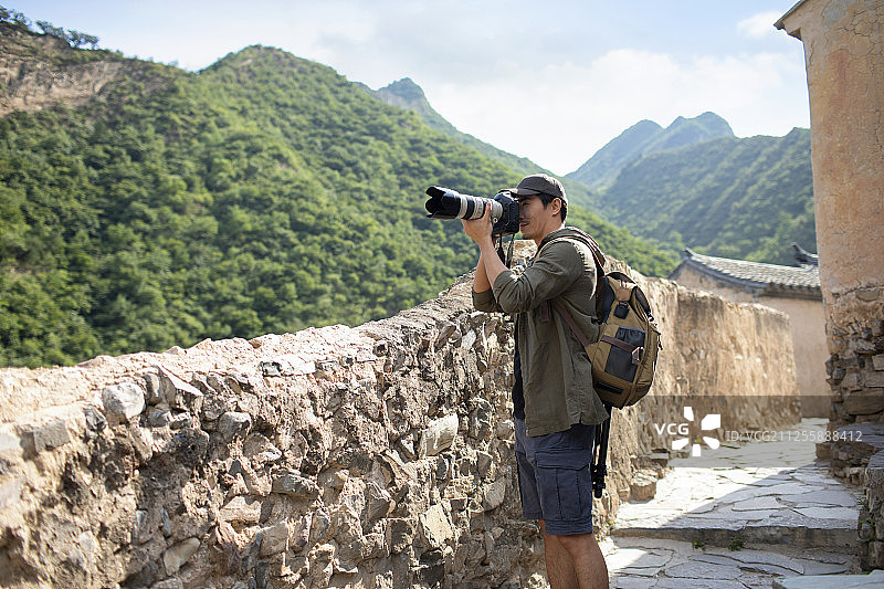 摄影师在村落里拍照图片素材