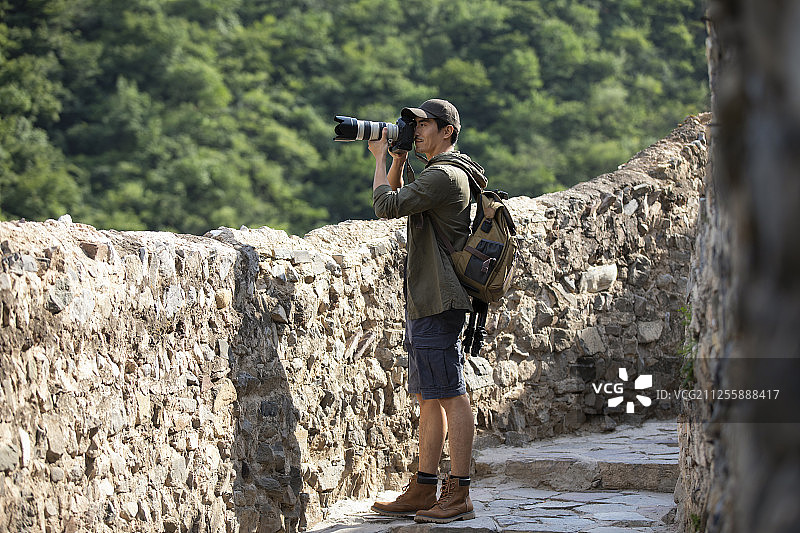 摄影师在村落里拍照图片素材