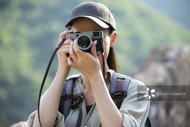 摄影师在户外拍照片图片素材