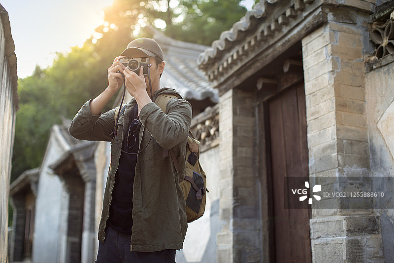 摄影师在村落里拍照图片素材