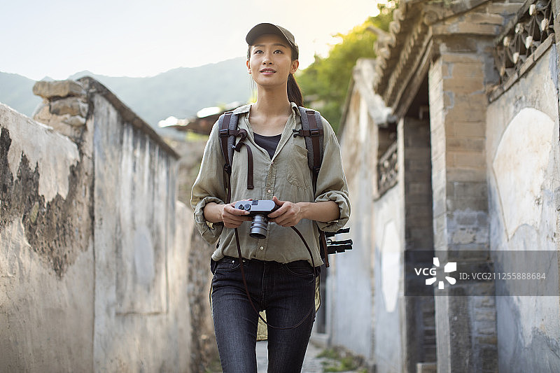 摄影师在村落里拍照图片素材