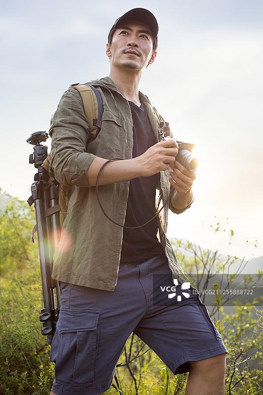 摄影师在户外拍照图片素材