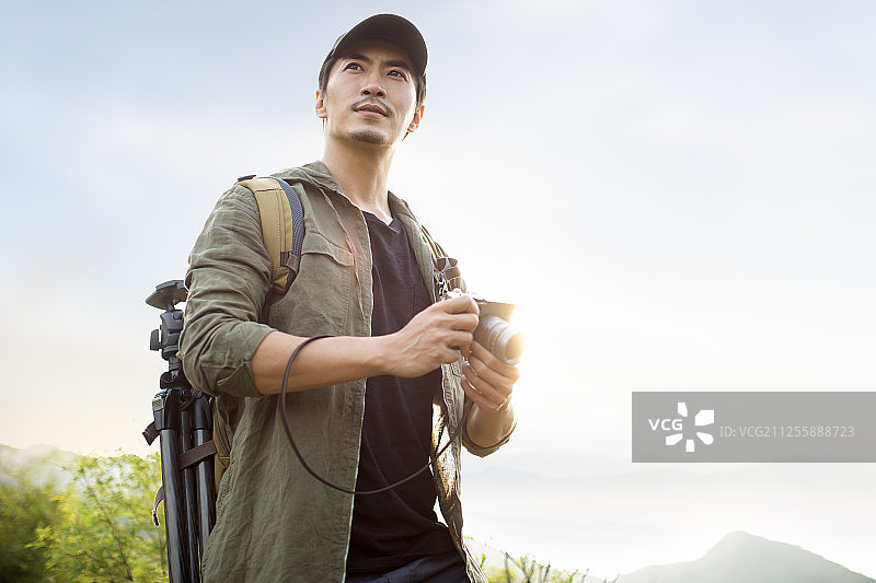 摄影师在户外拍照图片素材