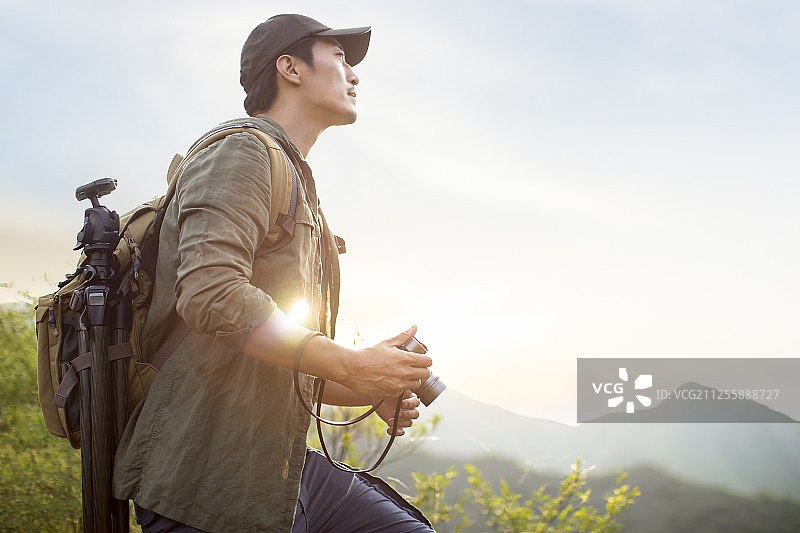 摄影师在户外拍照图片素材