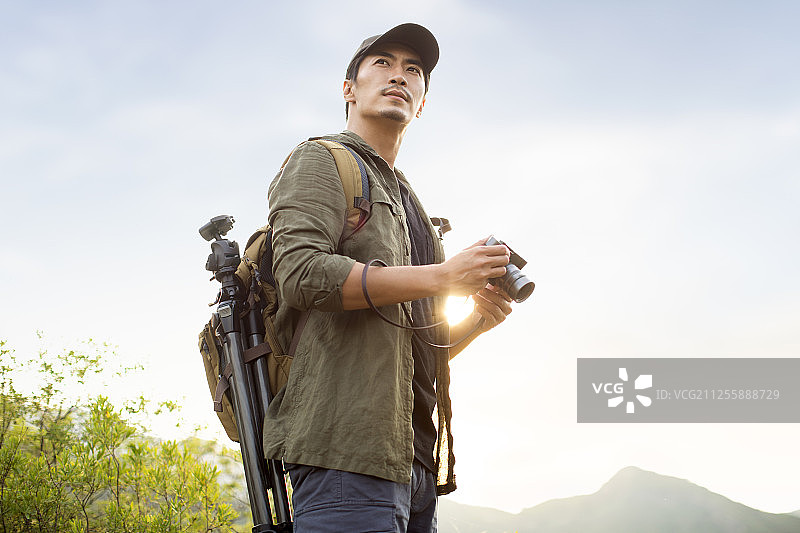 摄影师在户外拍照图片素材