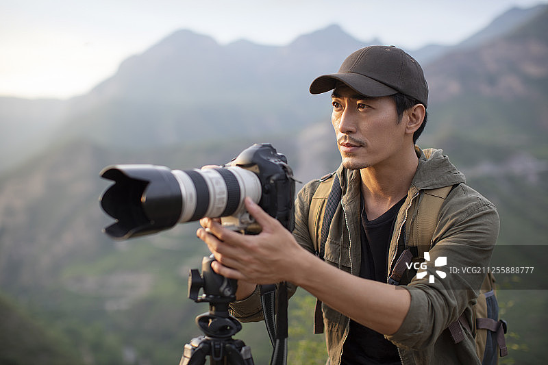 摄影师在户外拍照图片素材