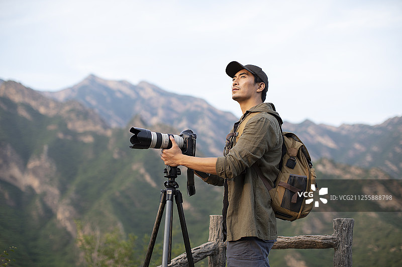 摄影师在户外拍照图片素材