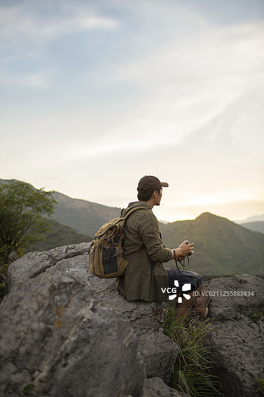 摄影师在户外拍照图片素材