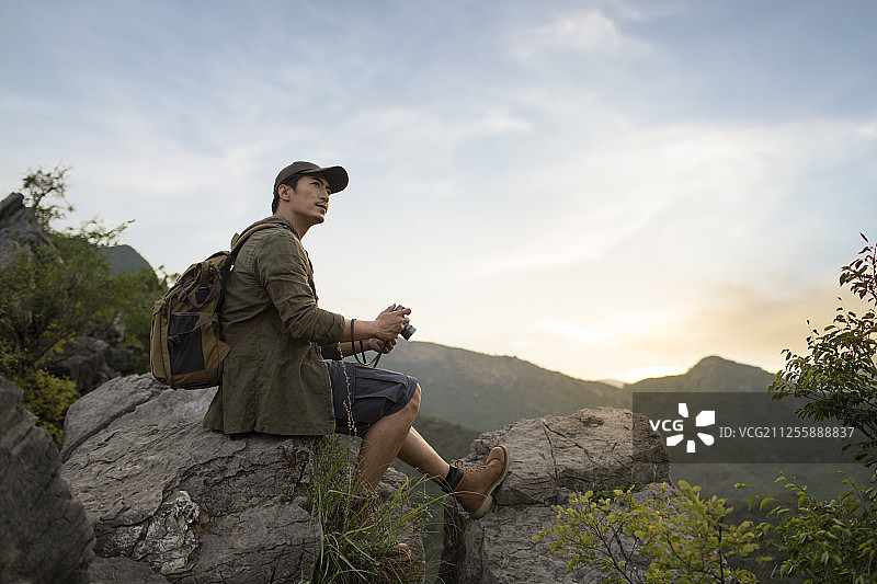 摄影师在户外拍照图片素材