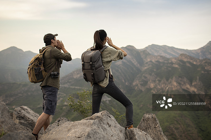 年轻情侣户外徒步旅行图片素材