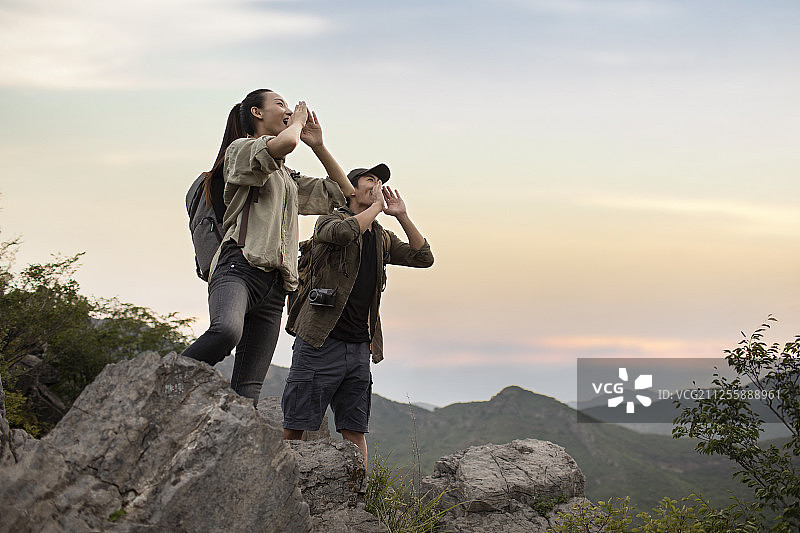 年轻情侣户外徒步旅行图片素材