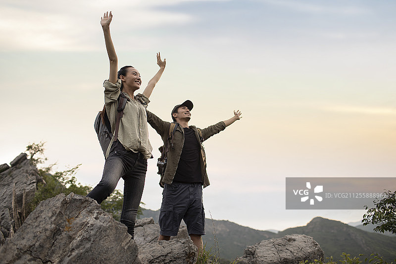 年轻情侣户外徒步旅行图片素材