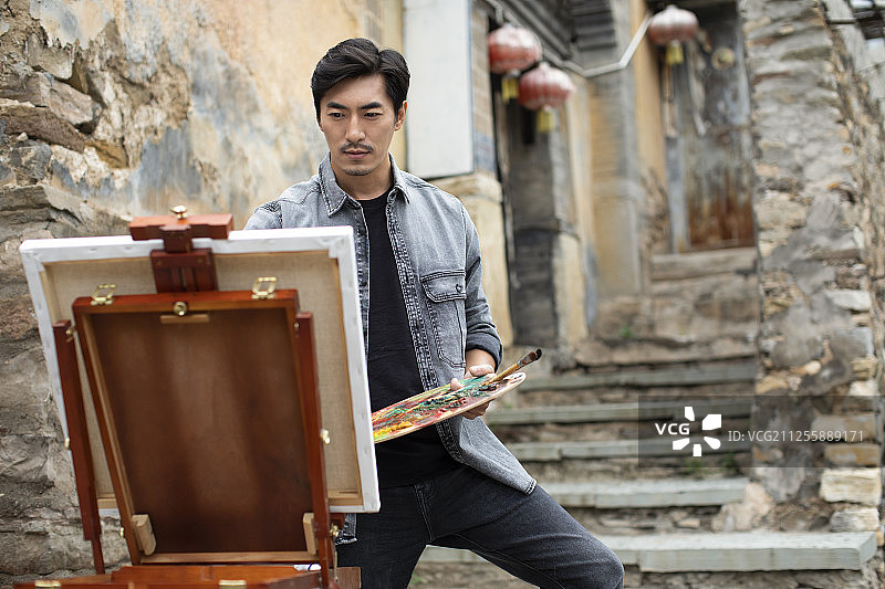 年轻的画家在户外写生图片素材