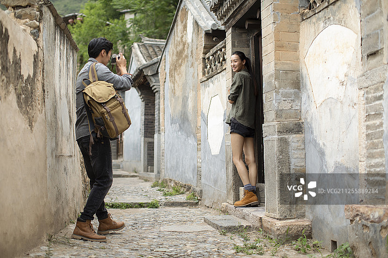 年轻情侣户外拍照图片素材