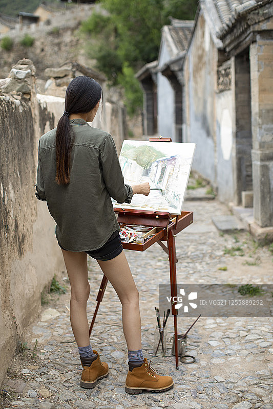 年轻的画家在户外写生图片素材
