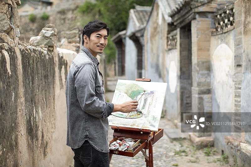 年轻的画家在户外写生图片素材