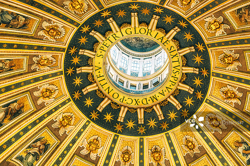 梵蒂冈城圣彼得大教堂壮观的穹顶壁画图片素材
